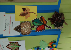 zdjęcie przedstawia tablicę z pracami dzieci z konkursu Sensoryczny liść